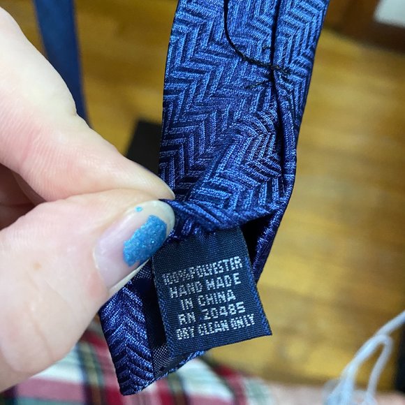 Isaac Mizrahi Tie - Men's Blue Striped Polyester Necktie Handmade in China - Picture 7 of 7